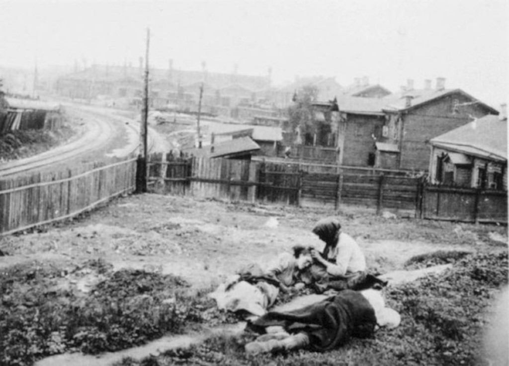 A family starves in their own yard Ukraine 1933